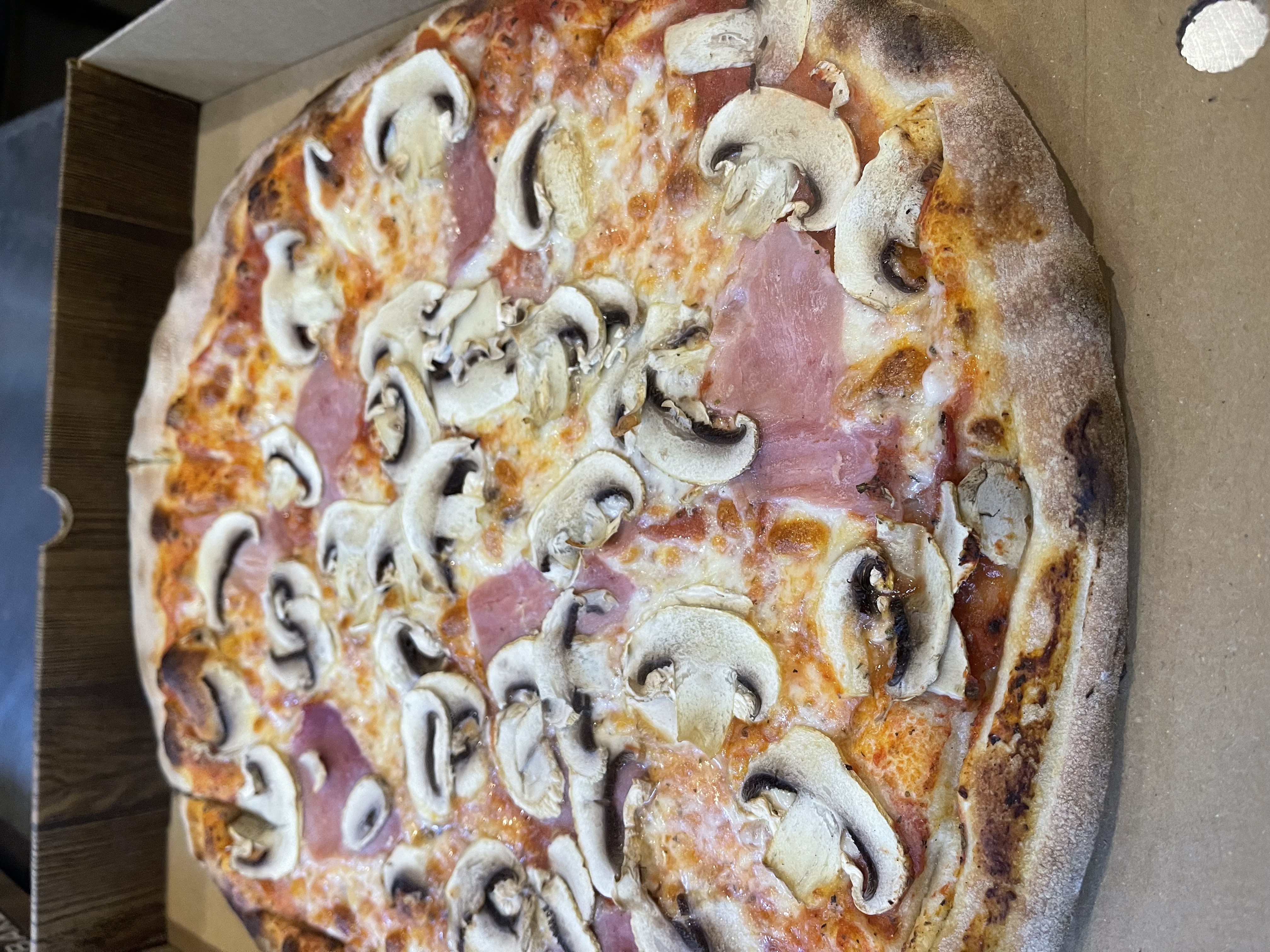 Ham and mushroom pizza